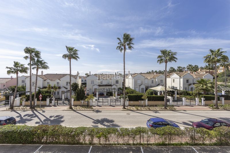 Foto 8357d09f-f2ec-496b-9688-8d8ac43ba123. Apartament amb calefacció aparcament piscina a La Alcaidesa
