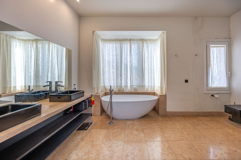 Foto a86cdc68-19f7-44a5-9a32-c488c2c48650. Casa amb calefacció aparcament piscina a Sotogrande alto Sotogrande