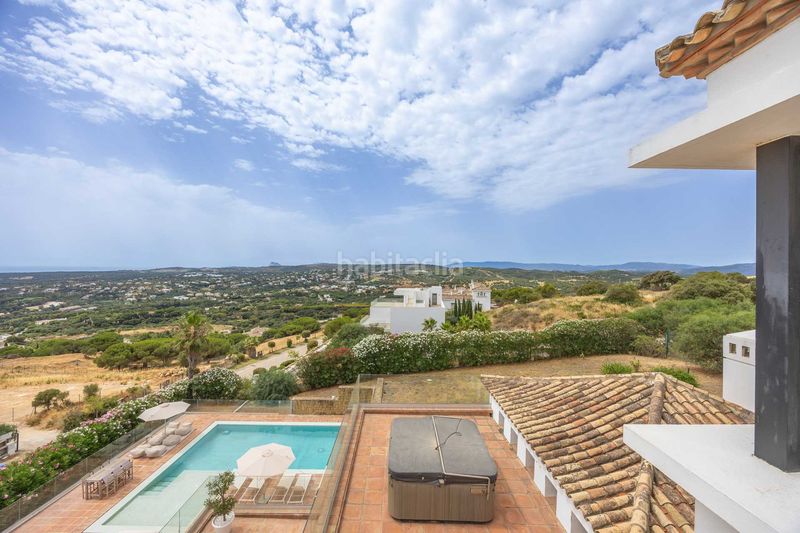Foto c49043aa-ae95-46d8-81e1-5bae252a48a6. Casa amb calefacció aparcament piscina a Sotogrande alto Sotogrande