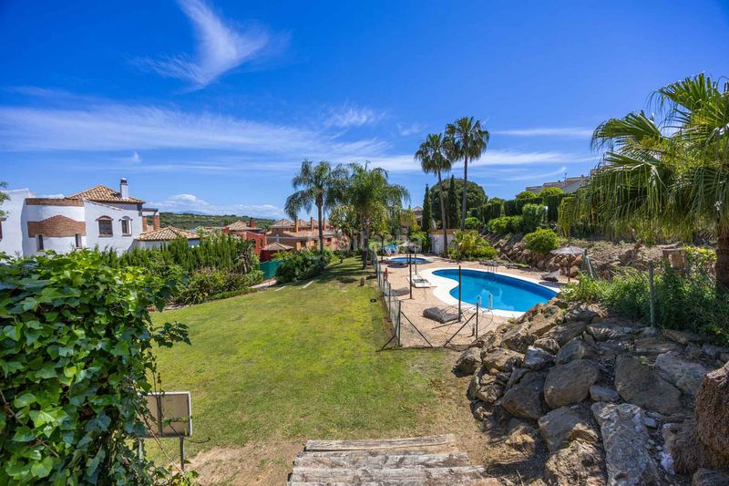 Foto a34380cb-cc1f-4219-a910-d908e3482d9d. Casa adossada amb calefacció aparcament piscina a La Alcaidesa