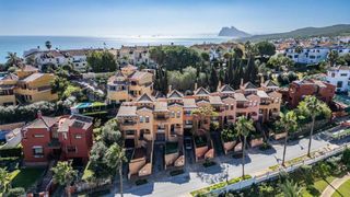 Casa a schiera in La Alcaidesa. Casa adosada de 3 habitaciones con jardín y garaje cerrado en la