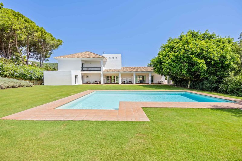 Foto 524cb351-b184-420d-a464-0d5c190a31e0. Casa amb calefacció aparcament piscina a Sotogrande alto Sotogrande