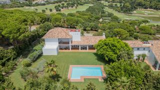 Haus in Sotogrande Alto. Villa con amplia parcela, piscina privada y vistas al golf en la