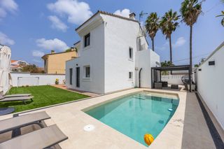 Chalet in Barrios (Los). Chalet independiente de 3 habitaciones con piscina y garaje priv
