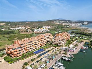 Piccolo appartamento in Puerto de Sotogrande-La Marina. Exclusivo apartamento con amplias terrazas y vistas al mar en ri