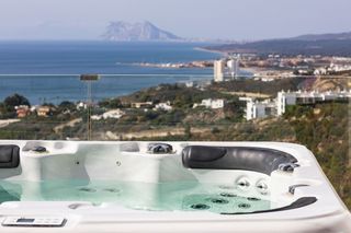 Maison jumelée à Chullera. Adosado contemporáneo con vistas panorámicas al mar y jacuzzi en