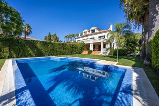Casa aparellada a Sotogrande Alto. Pareado con 5 dormitorios, piscina privada y amplia parcela en s