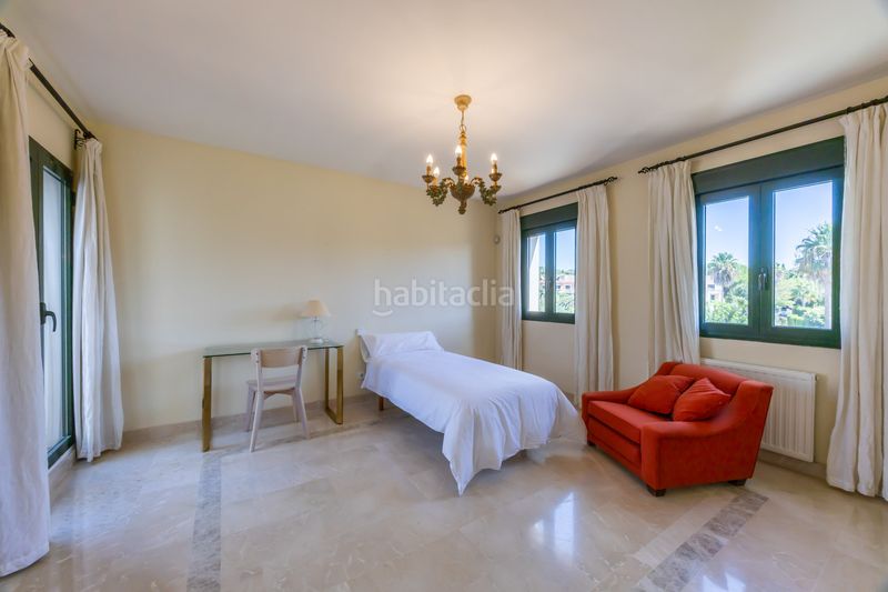 Foto b7b9bf2e-7be5-465f-9734-60b652c02fff. Casa aparellada amb calefacció aparcament piscina a Sotogrande