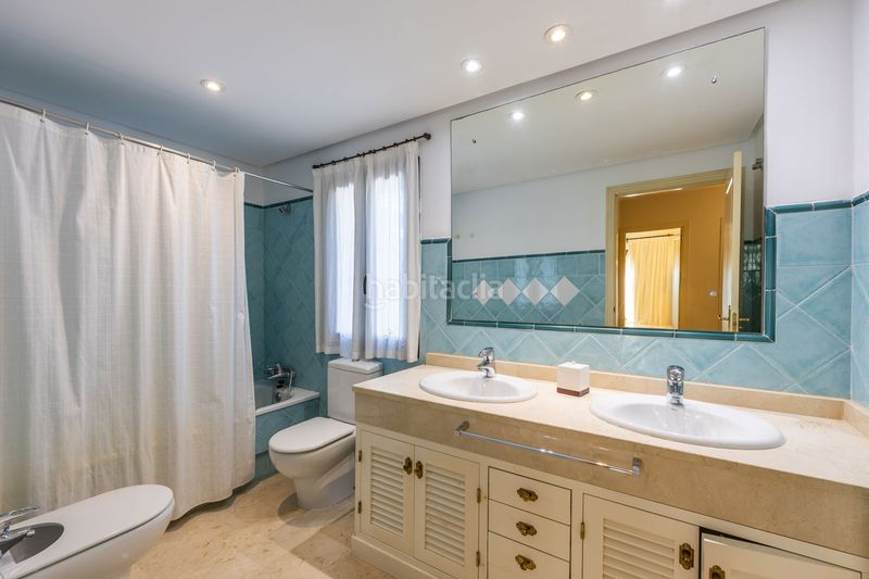 Foto c2369fee-3699-425f-9ec7-7edd443cb8b2. Casa aparellada amb calefacció aparcament piscina a Sotogrande
