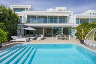 Reihenhaus in La Reserva. Casa adosada con piscina privada y en 1ª línea de golf en la res