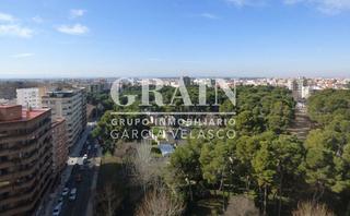 Etagenwohnung in Centro. Piso en venta en parque, 4 dormitorios.