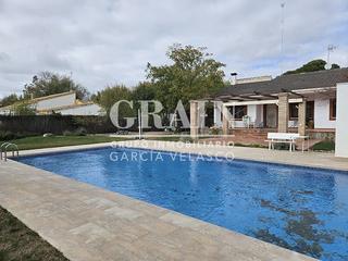 Chalet à Pedanías - Extrarradio. Chalet en venta en urb. riachuelos, 5 dormitorios.