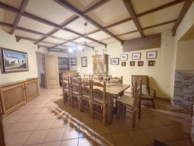 Foto 8bb8cf46-3623-49b0-aa84-b93306fafe9b. Casa adossada amb calefacció aparcament piscina a Albacete