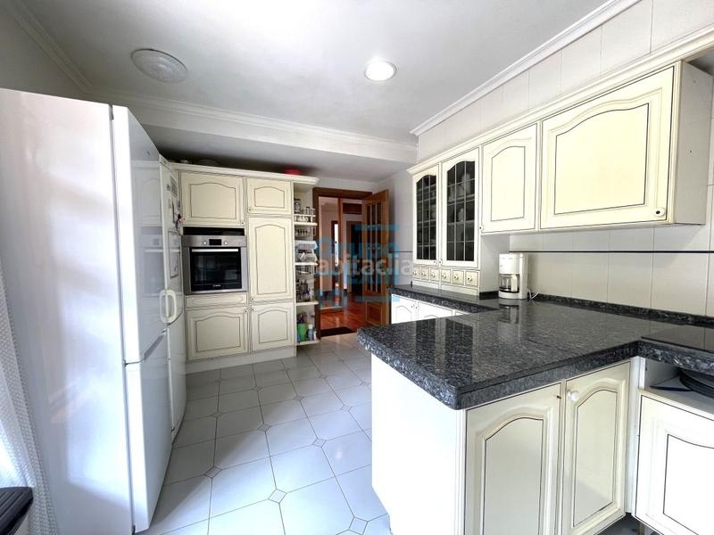 Foto b20b3a2a-ed73-4252-bd64-0275e1bf43ed. Casa amb calefacció aparcament a Igeldo Donostia - San Sebastián