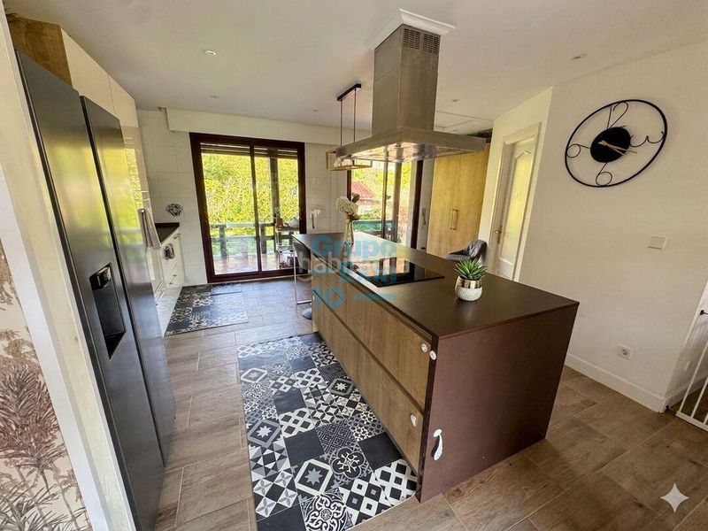 Foto 57b02750-90e2-49d7-93a5-dd97c6e411fc. Casa amb aparcament piscina a Hondarribia