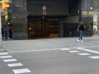 Car parking  De còrsega. Plaza de parking en gracia