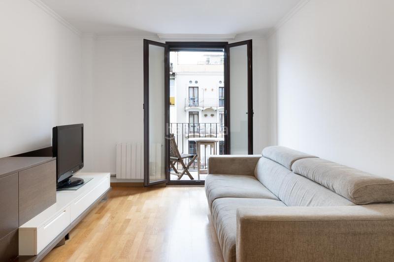 Foto b31ab70e-acd9-41a3-a7b1-88df940f52d0. Piso encanto, luz y funcionalidad en pleno corazón histórico! en Barcelona