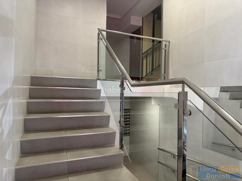 Foto ee8bea82-cd17-4c6a-b87e-d08d9803efe5. Piso jesus guridi kalea beraun piso exterior con ascensor cota 0 en Errenteria