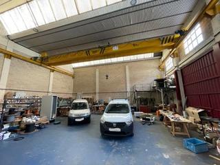 Nau industrial a Zuaznabar kalea 100. Venta de nave en esquina de 287m2 con puente grúa de 5tn y ofici