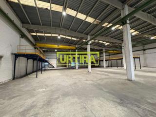 Lloguer Nau industrial a Urtaki poligonoa 37. Alquiler de nave de 1.600m2 con 2 puente grúa de 5tn y oficinas