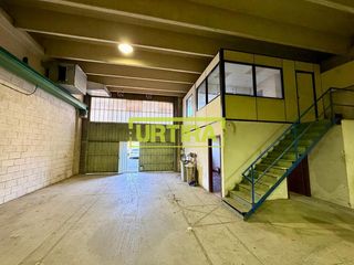 Alquiler Nave industrial en Ubarburu pasealekua 90. Alquiler de nave industrial de 500 m con puente grúa 5 tn en mar