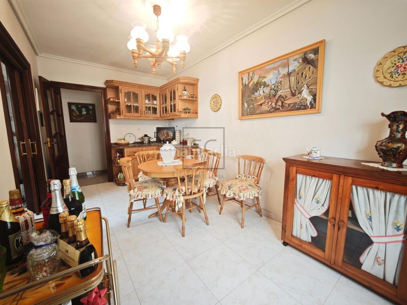 Foto f886ad5b-91e5-4bba-bcda-9ffe4f85981c. Pis amb aparcament a Centro Ferrol