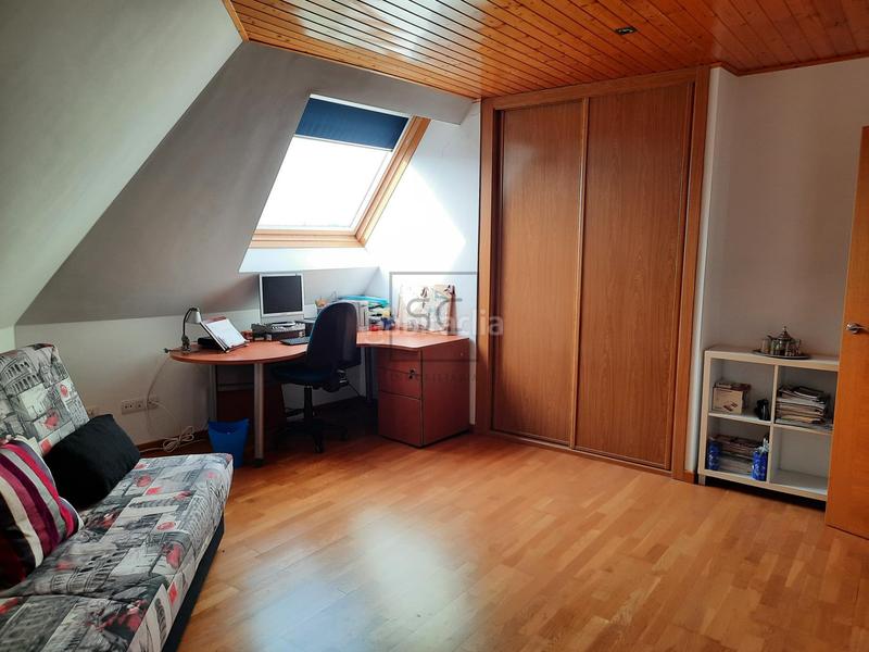 Foto 3b8a2dd2-9169-4f93-a0c2-c5cb3a9e14b6. Dúplex amb calefacció aparcament a O Feal - Xubia Narón