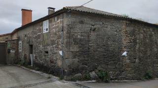 Casa en Área de Ames. Casa con terreno para restaurar en tapia