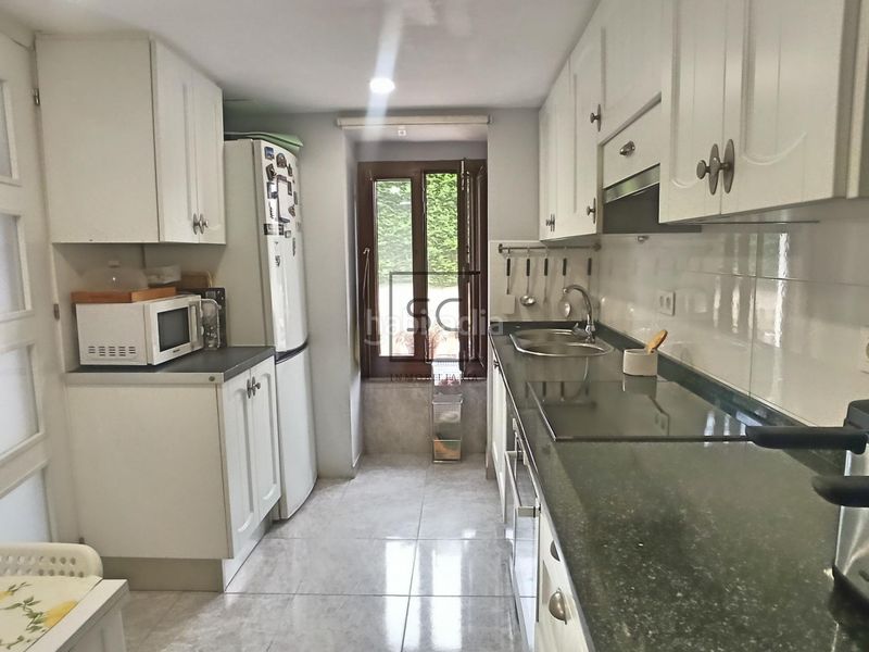 Foto a14f116e-2fe2-43d2-b06c-5a7470ea7a9c. Casa adossada amb calefacció aparcament a Área Rural Ferrol