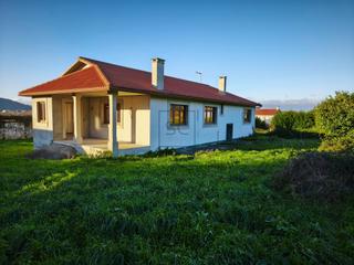 Casa a Valdoviño. Casa independiente con finca