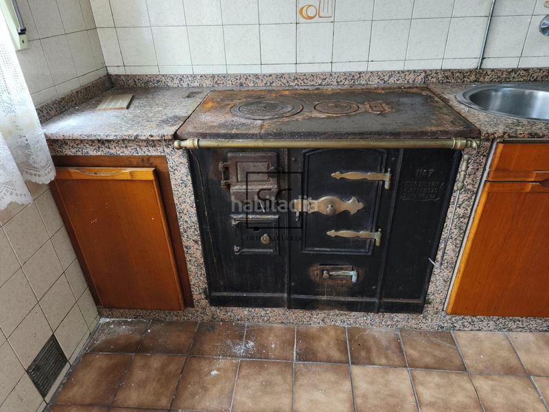 Foto 5d8d5fdd-f380-45b4-8895-503b15f0ae0a. Edificio  completo en as pontes en Pontes de García Rodríguez (As)