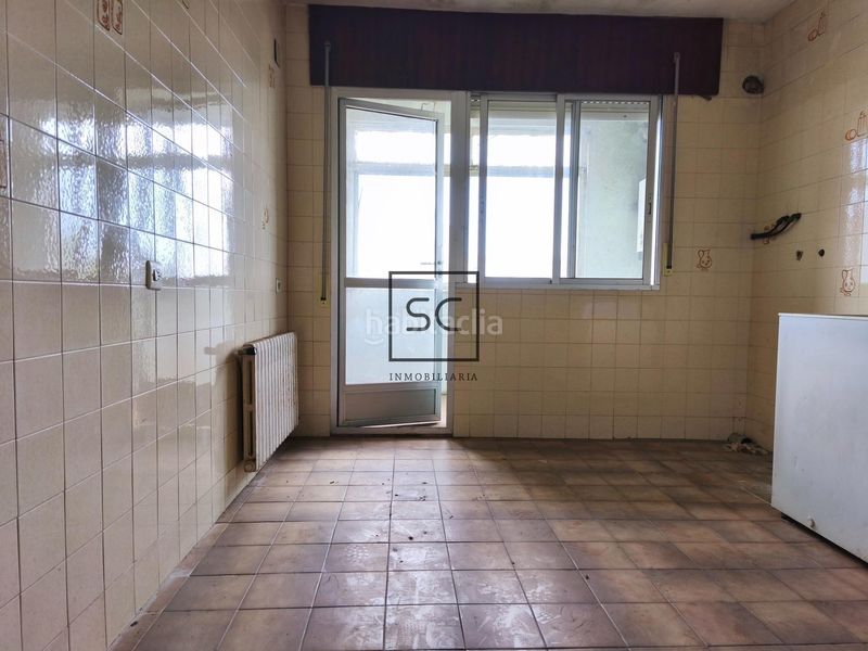 Foto fc64426d-f14b-49a4-a9dd-5b6a96975f4c. Edificio  completo en as pontes en Pontes de García Rodríguez (As)