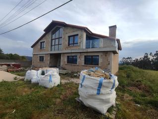 Xalet a Miño. Chalet en construcción con finca edificable en miño