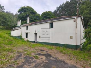 Haus in San Sadurniño. Casa de piedra con hórreo y finca en san sandurniño