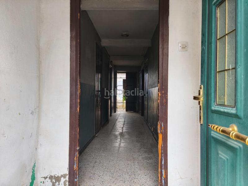 Foto 0b6454e6-82e4-42b4-8764-b5439fd12e5c. Casa adosada  con bodega y finca en piñeiros, en Narón