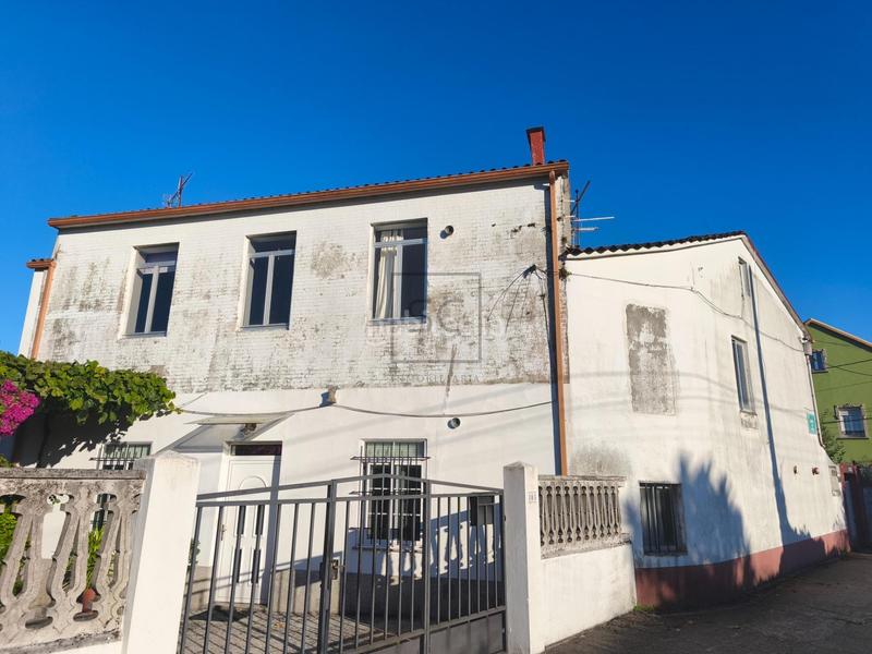 Foto 0db6e3f6-0f92-4c11-9e33-ad5e4a69fa71. Semi detached house with heating in A Malata - Catabois - Ciudad Jardín Ferrol