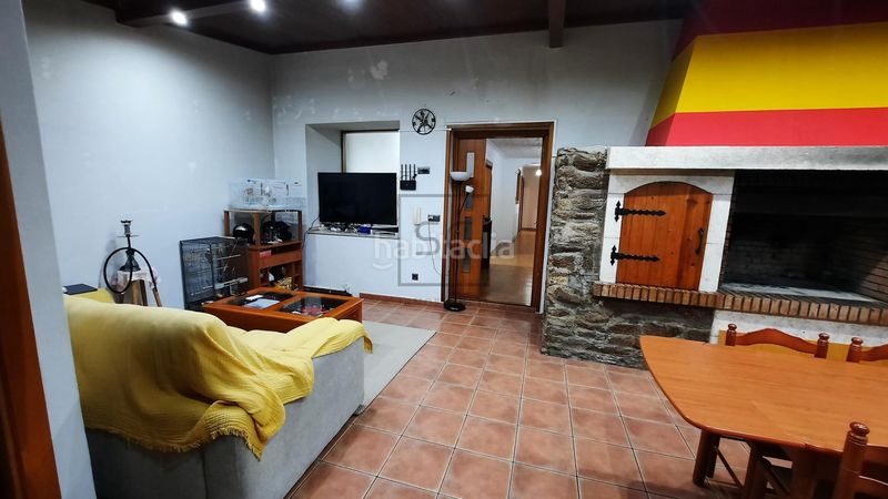 Foto a8cee60c-a38a-408b-a106-375b476bad0a. Casa adossada amb aparcament a Neda