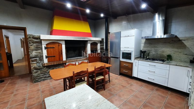 Foto c93b7231-8eb6-426f-9dc0-d8c92289bb70. Casa adossada amb aparcament a Neda
