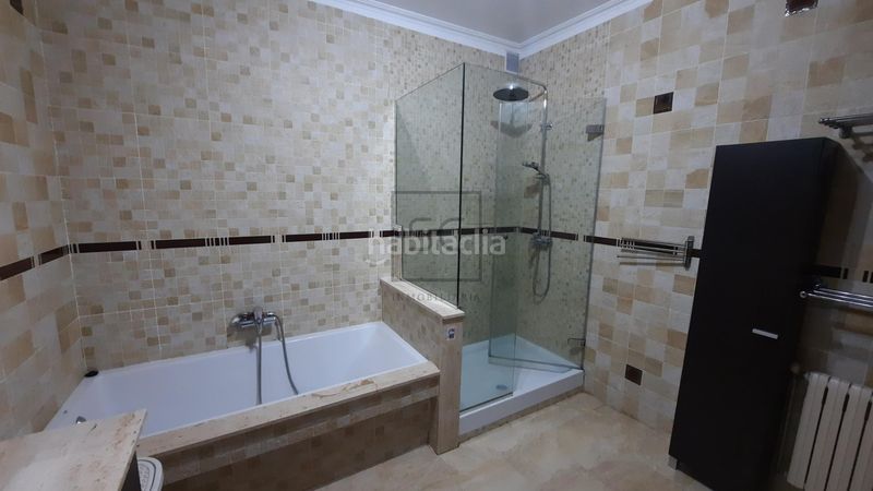 Foto d9c1f21a-40d3-419a-b53f-a945c7e0c0a7. Casa adossada amb aparcament a Neda