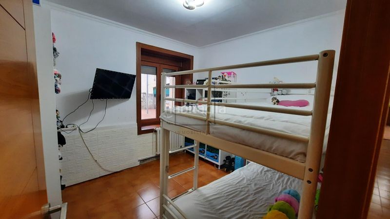 Foto ff744ce4-196f-42ea-95ca-53333f48f220. Casa adossada amb aparcament a Neda
