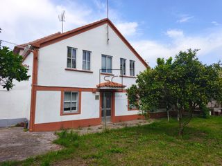 Casa in Piñeiros - Freixeiro. Casa pareada con finca y bodegas en piñeiros, narón.