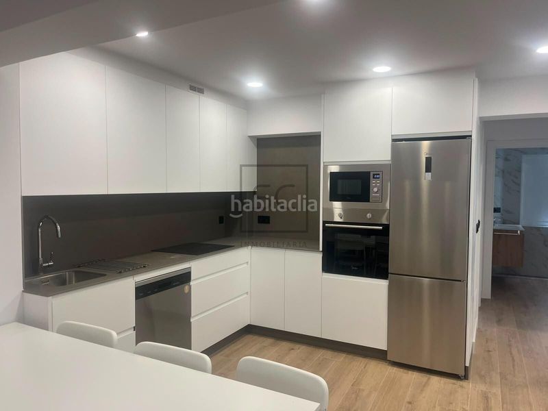 Foto 701cef89-ed00-44f5-a71d-96558179d496. Rent flat in Centro Ferrol