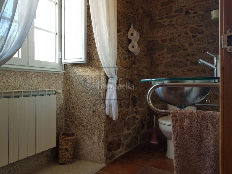 Foto 867c34f3-596e-4c03-b0bd-a24b39b75689. Masia amb aparcament a Laxe