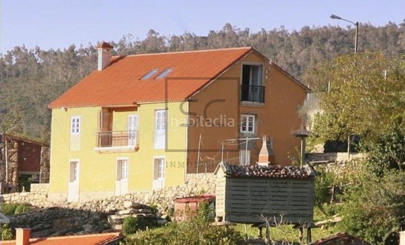 Foto f26f5ec8-4870-4b99-b1b2-4a89a7245b20. Masia amb aparcament a Laxe