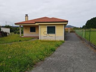 Xalet a Valdoviño. Casa con finca en lago, valdoviño