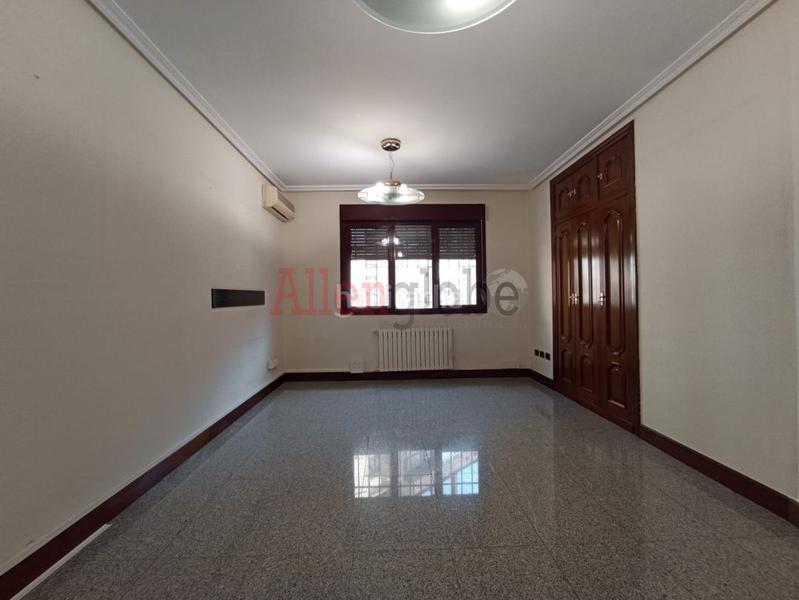 Foto 954b1af6-9204-4dde-b912-dca436ac96bc. Lloguer oficina a Plaza de América Oviedo