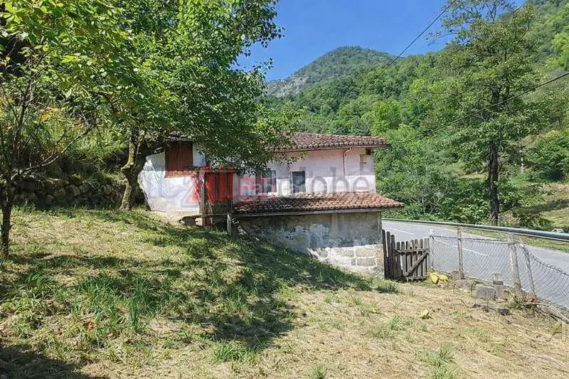 Foto a0d79b84-b3f0-4559-9cd8-659bc80e35e0. Casa amb calefacció a Proaza