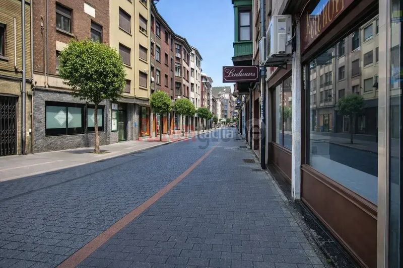 Foto 1d5ee610-b525-4856-8e26-e044975c319e. Local comercial bajo muy centrico !!! instalado en Mieres