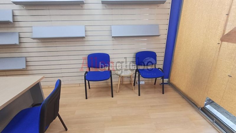 Foto 27c24ee1-7f43-4072-86ef-c26a8c5954b5. Local comercial bajo muy centrico !!! instalado en Mieres