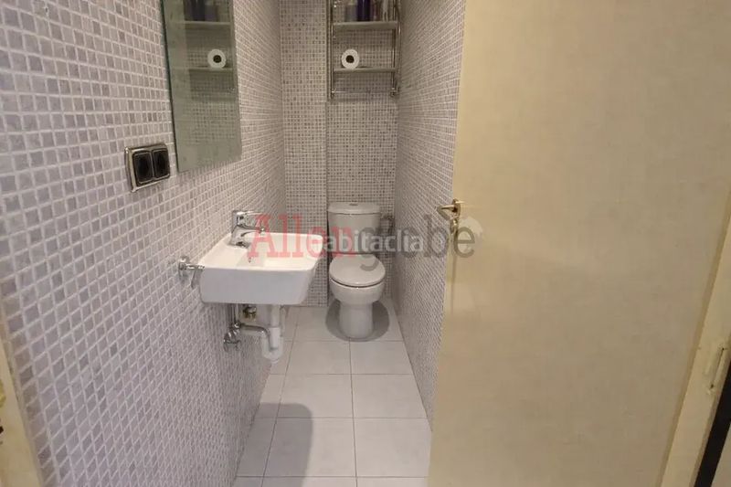Foto 42ef8a04-8b93-4407-b9e9-5d19017bc4fe. Local comercial bajo muy centrico !!! instalado en Mieres